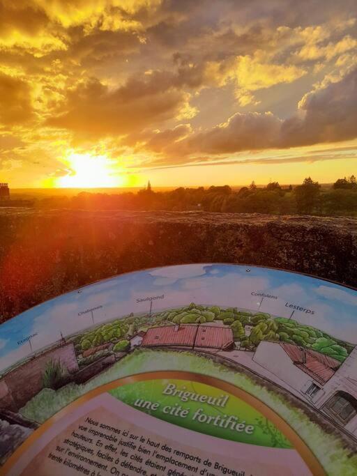 Du Haut Des Remparts Brigueuil Exteriör bild
